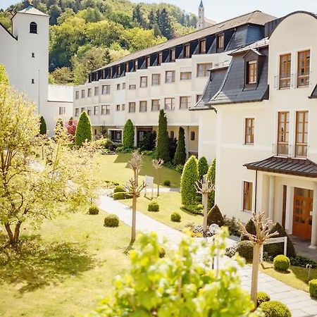 Kloster St. Josef Neumarkt in der Oberpfalz Esterno foto