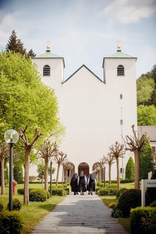 Kloster St. Josef Neumarkt in der Oberpfalz Esterno foto