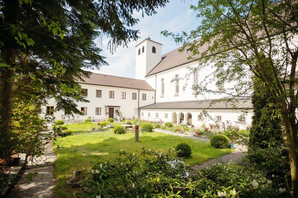 Kloster St. Josef Neumarkt in der Oberpfalz Esterno foto