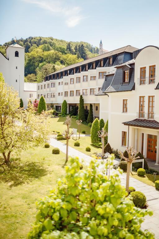 Kloster St. Josef Neumarkt in der Oberpfalz Esterno foto