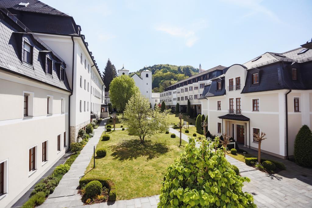 Kloster St. Josef Neumarkt in der Oberpfalz Esterno foto